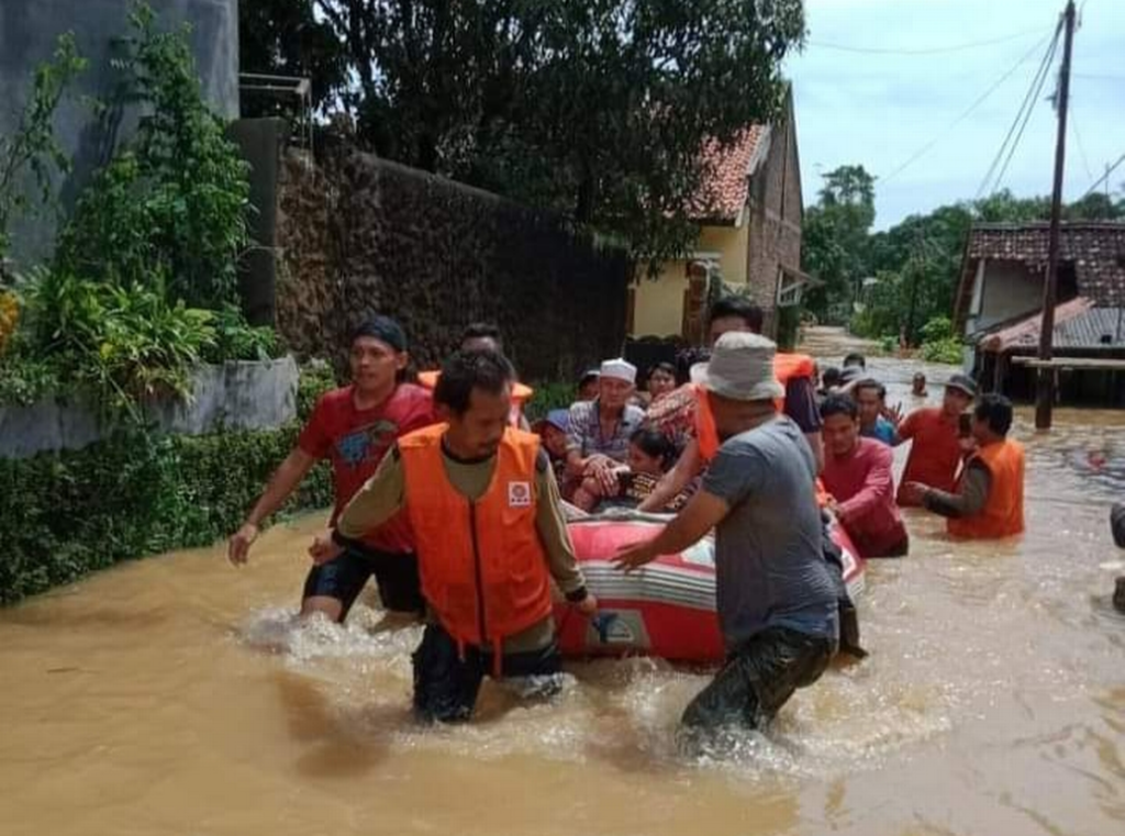 Relawan bantu korban banjir